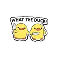 Pin de esmalte divertido WHAT THE DUCK con patos de dibujos animados sosteniendo cuchillos. - Pato Con Cuchillos-What The Duck(QHXZ6020)