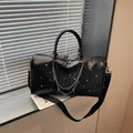 Große schwarze Krokodilmuster Reisetasche Duffle Bag mit Metallketten und Kreuzen. - Ohne Anhänger / Schwarz