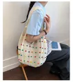 Gros plan d'un grand sac de plage au crochet avec des perles multicolores vibrantes - Blanc