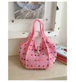Vue détaillée du sac fourre-tout en crochet rose avec perles multicolores - Rose