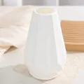 Minimalistische weiße Plastik-Geometrie-Vase für moderne Tisch-Dekoration und Blumengestaltung. - Kleine Blumenrauten-Vase