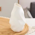 Vase torsadé en plastique blanc minimaliste moderne, décoration de table géométrique. - Bouteille à Bouchon Incliné (Hauteur 16cm)
