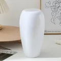 Detail de vase en plastique blanc minimaliste avec decor de table style nordique moderne - Blanc