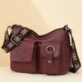 Borsa a tracolla bordeaux in pelle morbida con ampia tracolla fantasia e doppie tasche. - Rosso