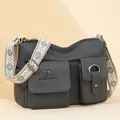 Borsa a tracolla in morbida pelle grigio scuro con larga cinghia fantasia, elegante borsa capiente. - Grigio