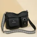 Borsa a tracolla nera in pelle morbida con ampia tracolla tessuta e due tasche frontali. - Nero