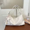 Sac à épaule souple et tendance blanc pour femme, grand cabas en cuir PU chic. - Avec Pendentif / Blanc Cassé