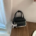 Schwarze Damenhandtasche mit Polka-Dots, Spitzenbesatz und Dalmatiner-Hundeanhänger. - Mit Dalmatiner Anhänger / Schwarz