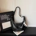 Sac à épaule hobo en cuir noir pour femme, sac croissant tendance avec joli charm cheval. - Avec Pendentif / Noir Avec Pendentif