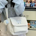 Sac bandoulière en toile blanche avec broderie florale bleue pour femmes élégantes. - Avec Pendentif / Blanc