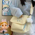 Sac bandoulière décontracté en toile pour femme avec broderie florale et charm peluche. - Avec Pendentif / Jaune