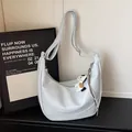 Sac à bandoulière hobo bleu clair pour femme, sac croissant tendance avec joli charm de chiot. - Avec Pendentif / Bleu Avec Pendentif