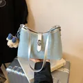 Elegante bolso de hombro de mezclilla para mujer con diamantes de imitacion y colgante. - Denim Claro con Diamantes de Imitación y Colgante