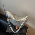 Zilveren geweven schoudertas voor dames, stijlvolle zadeltas met knoop en kralen. - Zilver