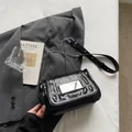 Κομψή μαύρη τσάντα ώμου από λουστρίνι με μεταλλική πλάκα και αλυσίδα για γυναίκες. - Μαύρο