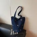 Borsa a secchiello in denim casual da donna, grande borsa a tracolla con ricamo di cavallo. - Blu scuro