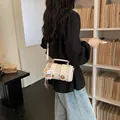 Sac à main Boston à carreaux tendance pour femme, sac bandoulière chic avec joli pendentif. - Avec Pendentif / Blanc Cassé