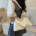 Sac à épaule souple blanc en cuir avec charmant pendentif étoile argenté pour femmes. - Avec Pendentif / Blanc