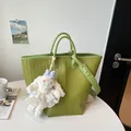 Sac cabas tissé vert pour femme grand sac à épaule bandoulière avec porte-clés lapin en peluche. - Vert avec charme