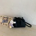 Elegante bolso tipo cubo de cuero granulado negro para mujer con un lindo amuleto tejido - Negro Con Colgante