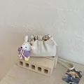 Elegante bolso de cubo plisado color crema con un lindo colgante de felpa de conejo - Blanco Con Colgante