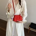 Bolso bandolera rojo de moda para mujer con un lindo amuleto de conejo de peluche - Rojo Con Colgante