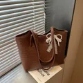 Grand sac cabas tressé marron avec un nœud en perles de dentelle pour femme chic - Avec Pendentif / Café