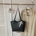 Grand sac fourre-tout noir tressé avec nœud en dentelle blanche, idéal pour le travail - Avec Pendentif / Noir