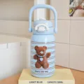 Hellblaue Edelstahl Thermosflasche mit süßem Bären Design und tragbarem Griff für Alltag. - Hellblau