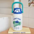 Tragbare Isolierflasche 500ml mit grünem Griff und niedlichem Elefanten-Design. - Dunkelblau
