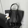 Elegante schwarze Tragetasche aus genarbtem Leder mit weißem Pferdeanhänger und Doppelgriffen - Tragetaschen-Set (Inklusive Beutel & Anhänger) / Schwarz