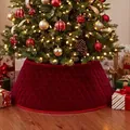 Vue détaillée de la jupe de sapin de Noël matelassée en velours rouge pour décoration festive. - Bordeaux Matelassé