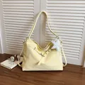 Hellgelbe gepunktete Umhängetasche lässige Tasche mit Riemen und Sternanhänger für den Alltag - Mit Anhänger / Gelb