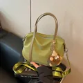 Sac cabas vintage en nylon vert olive, grande capacité avec bandoulière et breloque peluche - Avec pendentif / Vert