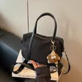 Sac cabas polyvalent en nylon noir avec porte-clés monstre et bandoulière réglable - Avec pendentif / Noir