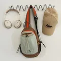 Práctica mochila cruzada outdoor ligera para senderismo, diseño bicolor casual moderno. - Caqui y verde claro