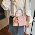 Élégant sac à main bandoulière rose texturé avec un pendentif étoile pour femmes - Avec Pendentif Étoile / Rose