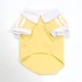 Detailansicht des Sommer-Haustier-Poloshirts mit klassischem weißem Kragen und gestreiften Ärmeln. - XS / Gelb