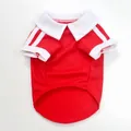 Detail des roten Haustier-Poloshirts mit weißem Kragen und gestreiften Ärmeln, atmungsaktiv. - XS / Rot