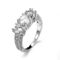 Versilberter Ring mit drei Zirkonia Steinen glänzender Zirkon Trauring als Geschenk - Größe 7 / Weiß