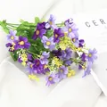 Fiori artificiali di piccole margherite in plastica bouquet viola per decorazione casa. - Viola