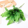 Primo piano di foglie di felce artificiale, fogliame verde dettagliato per decorazione. - Verde