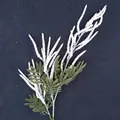 Gedetailleerde close-up van een kunstmatige astilbe bloementak met groene bladeren. - Wit