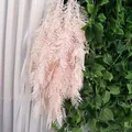 Vista detallada de la enredadera colgante de pino artificial rosa, ideal para decoración de bodas. - Rosa