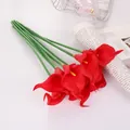 Bouquet de fleurs de lys calla rouges artificielles, plan de détail pour déco de maison. - Rouge