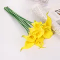 Gros plan de callas artificiels jaunes vibrants, accessoire parfait pour la photographie. - Jaune