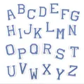Toppe ricamate lettere stile college blu e bianco, set alfabeto A-Z termoadesive per abbigliamento. - 26 Pezzi/Confezione / Sfondo Bianco Lettera Blu Chiaro