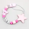 Primer plano de sujetachupetes de silicona rosa con koala, estrella y perlas BABY - Rosa