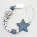 Detalle de sujetachupete de silicona gris con dijes de koala y estrella para bebé - Gris