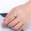 Anillo chapado en oro con circonita brillante y delicadas piedras pavimentadas en los laterales. - 19# / M199 / Blanco/Tono Plateado